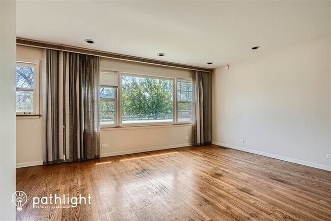 Foto del edificio - 8512 Frontage Road, Morton Grove, IL, 60053