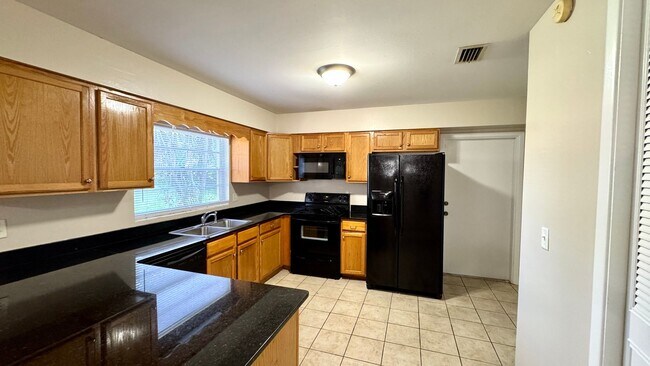 Building Photo - Spacious Home in Great NW Area!