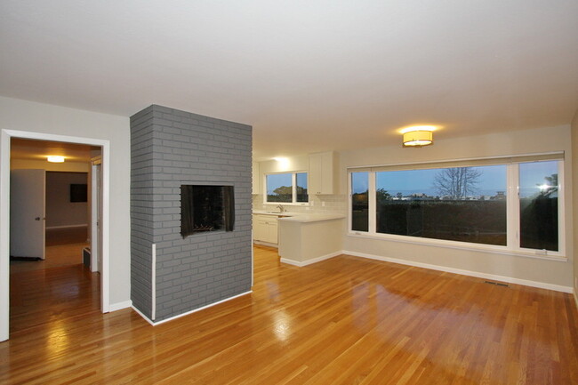 Building Photo - 1109 Murchison Dr
