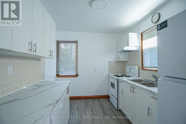 Building Photo - 639 Yonge St