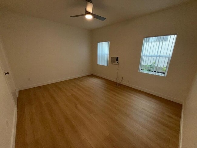 Foto del edificio - 1327 N Kingsley Dr
