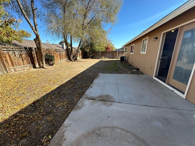 Building Photo - 404 Bramble Ct