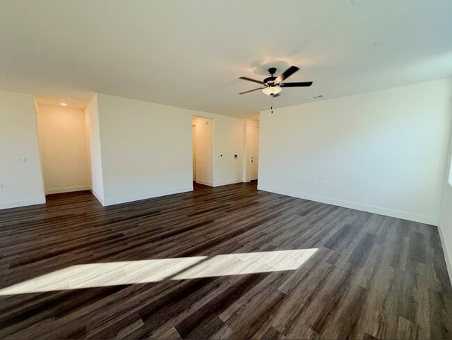 Building Photo - 654 Stephanie Dr