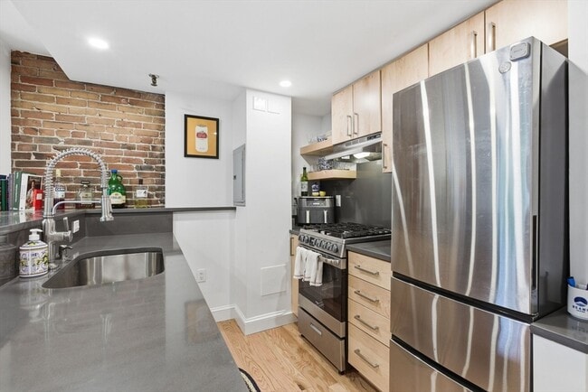 Building Photo - 28 Derne St