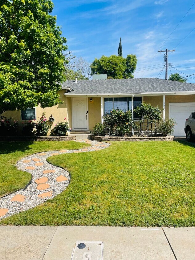 Foto principal - Lovely 2bed/1bath home in Freeport Manor