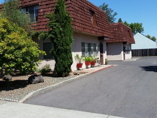 Building Photo - 1668 G St