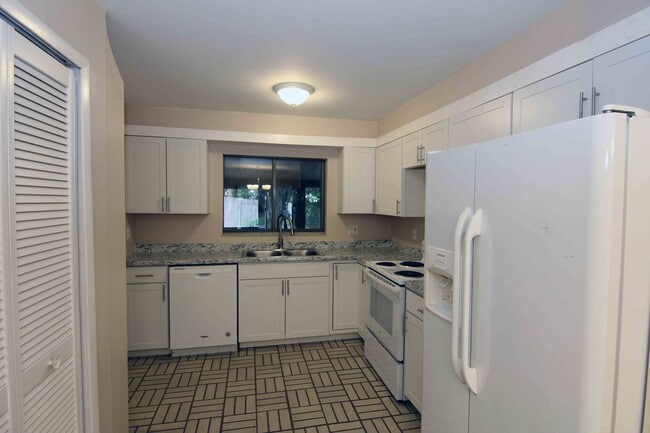Building Photo - 3/2 Single Family home with Fenced Yard