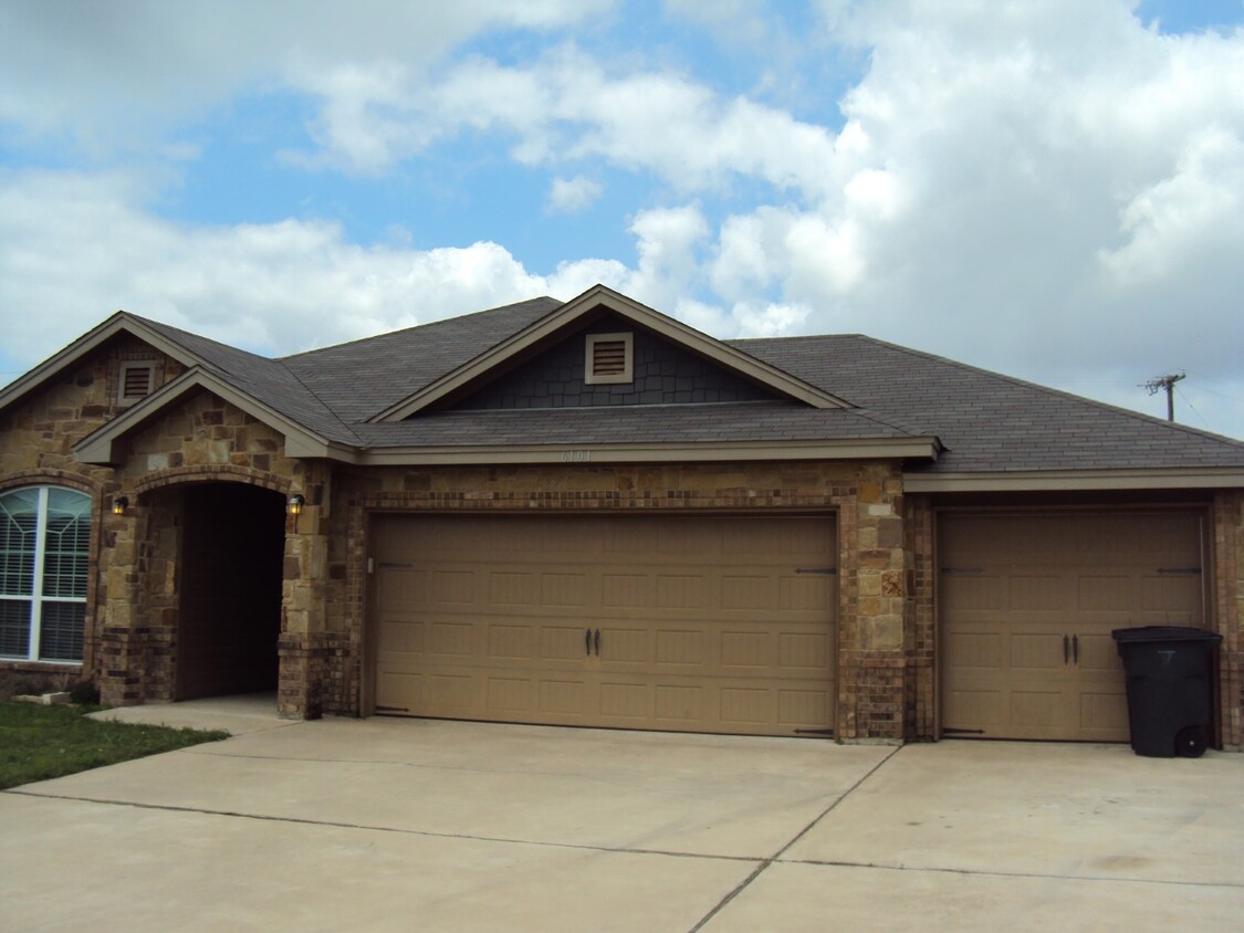 Foto principal - 6101 Brushy Creek Dr