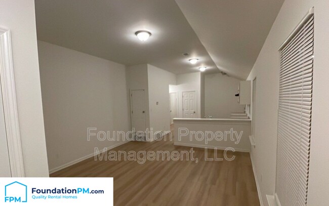 Building Photo - 5 E Byfield Dr