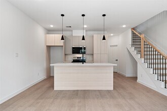 Building Photo - 1031 North Ln