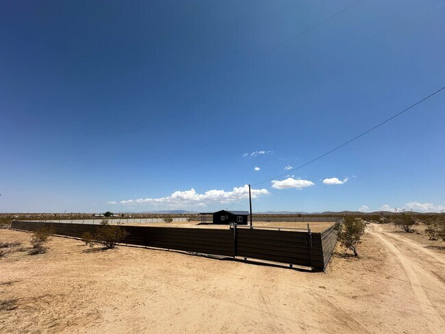 Foto del edificio - PRIVACY! PRIVACY! Cute newly remodeled 2 bed/1 bath home!