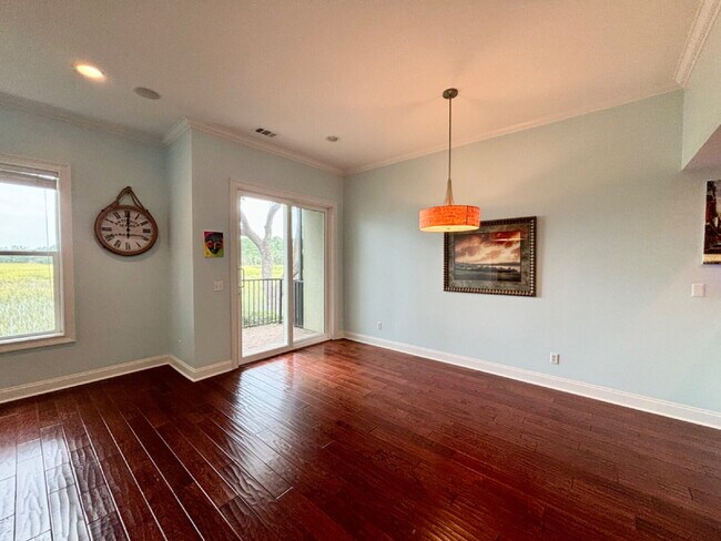 Foto del edificio - 3 Bedroom Townhouse W/ Sunset Water Views!