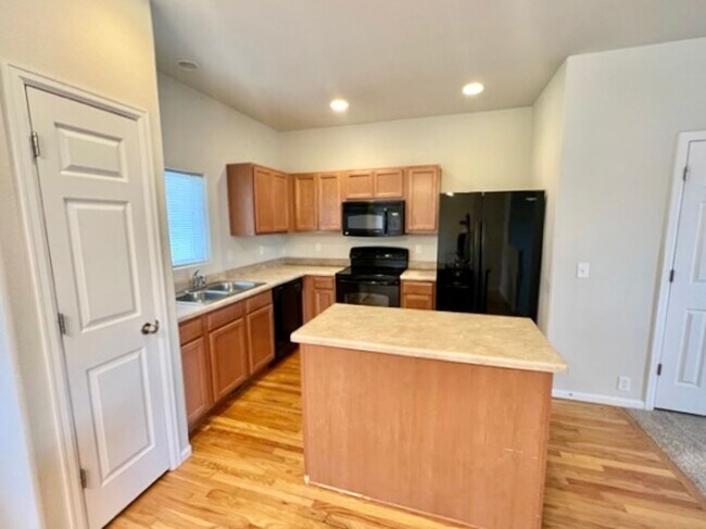 Foto del edificio - Centrally Located Townhouse Available!