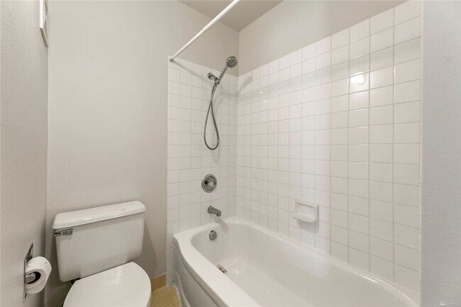 Foto del edificio - Spacious 1 bed/1bath.  Heat included in re...