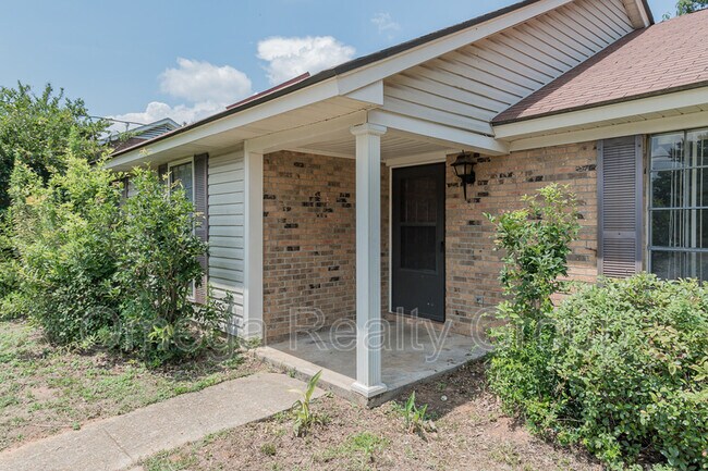 Building Photo - 3225 Milan Dr
