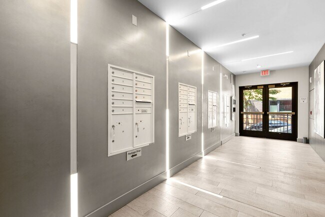 Foto del edificio - Spacious, modern 1BR + Den + 2BA in Adams ...