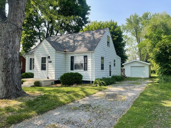 Building Photo - 3 bedroom 2 bath home