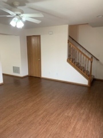 Vista del salón - trastero bajo la escalera - 405 Franklin St