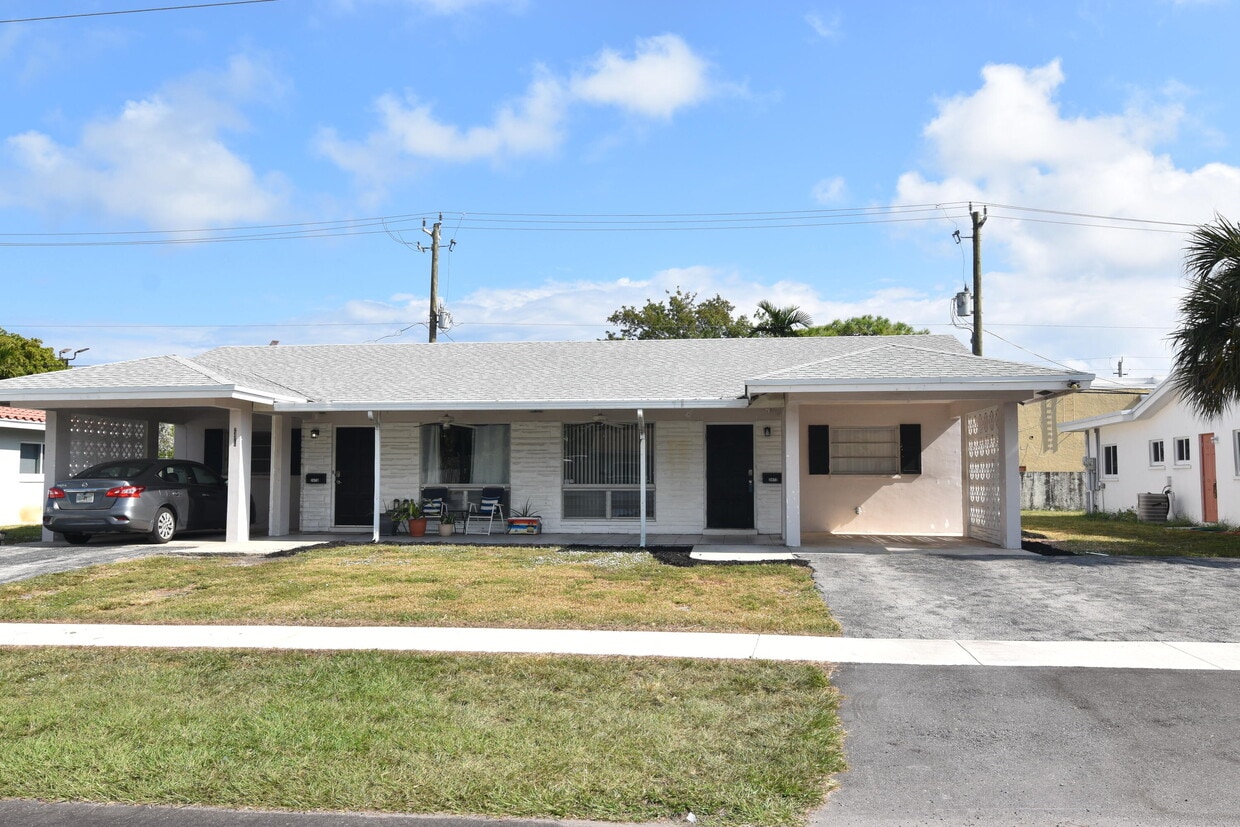 Primary Photo - 2472 NE 5th Ave