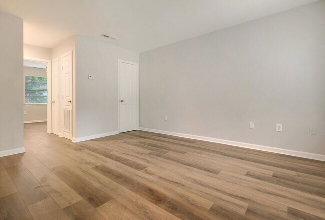 Building Photo - Bright, Renovated 2BR in the Heart of North Charleston