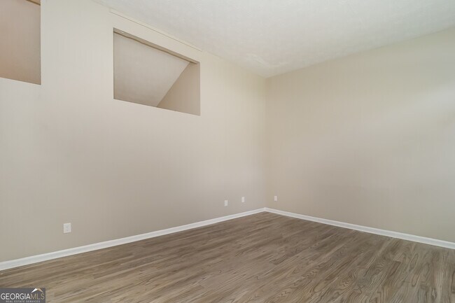 Foto del edificio - 6373 Valley Dale Dr