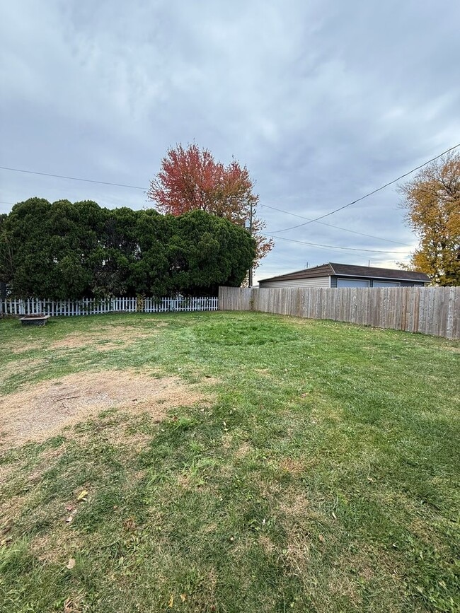 Building Photo - 870 E Main St