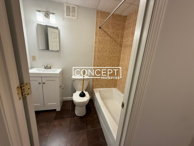 Building Photo - 77 Park Dr