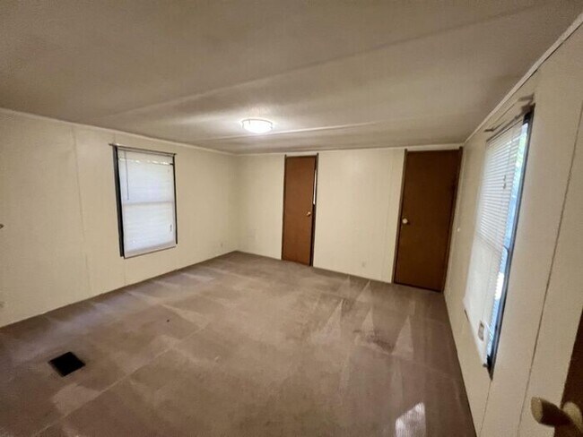 Building Photo - Moble Home 5 minutes to Beach and UNCW, Co...