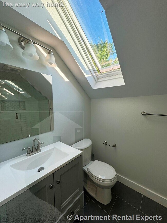 Building Photo - Huge Two Level * DW * In-unit Laundry * Pa...