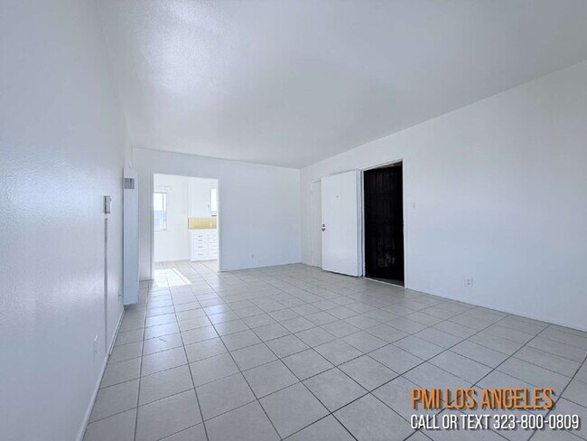 Foto del edificio - 943 W 68th St