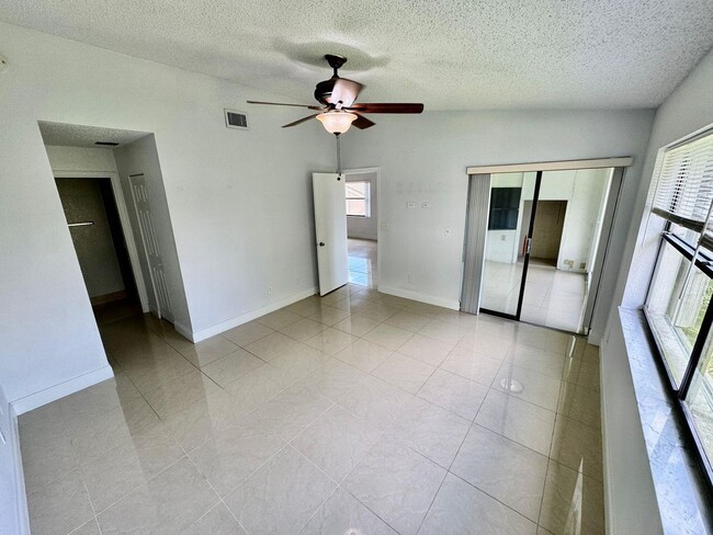 Building Photo - 9657 Riverside Dr