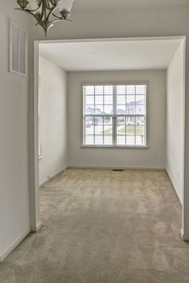 Foto del edificio - Spacious 3-Story TownHome in Agricopia, 3 ...