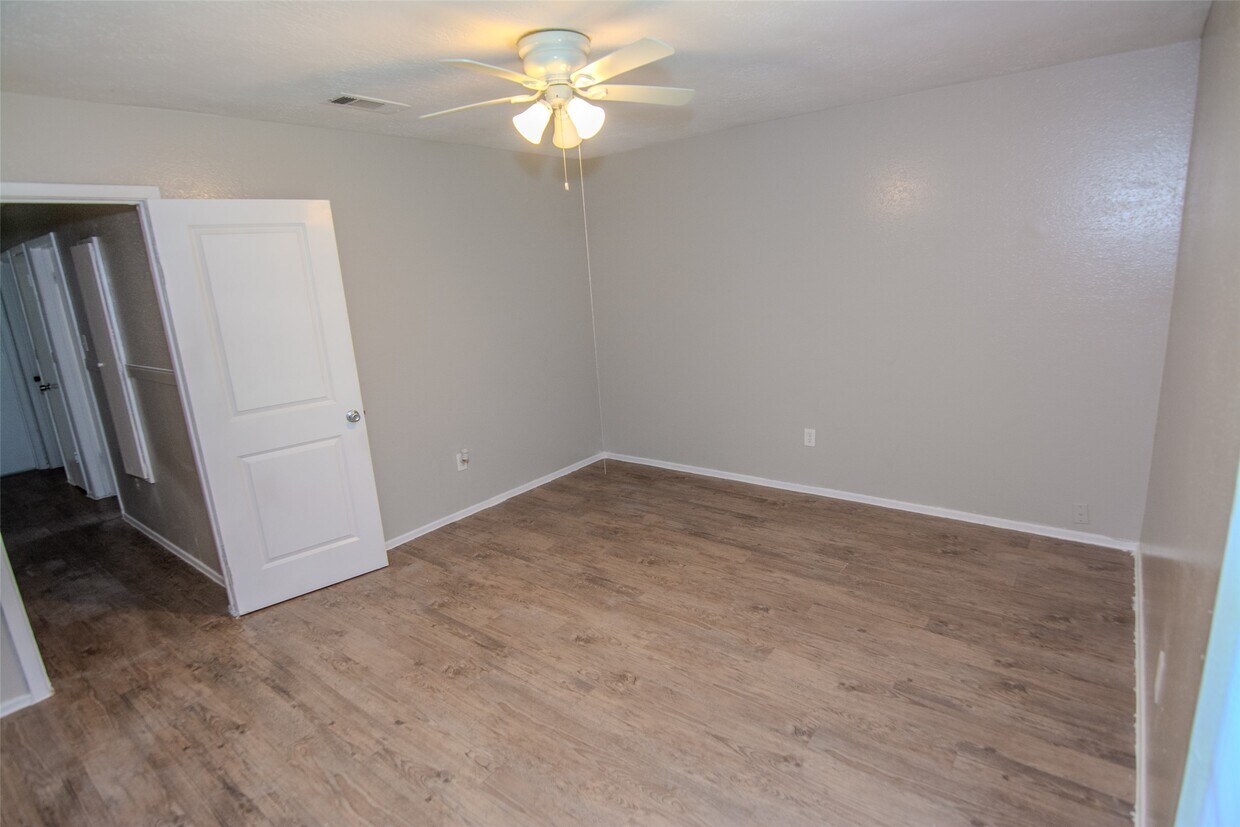 Foto del edificio - 9311 Golden Wood Ln