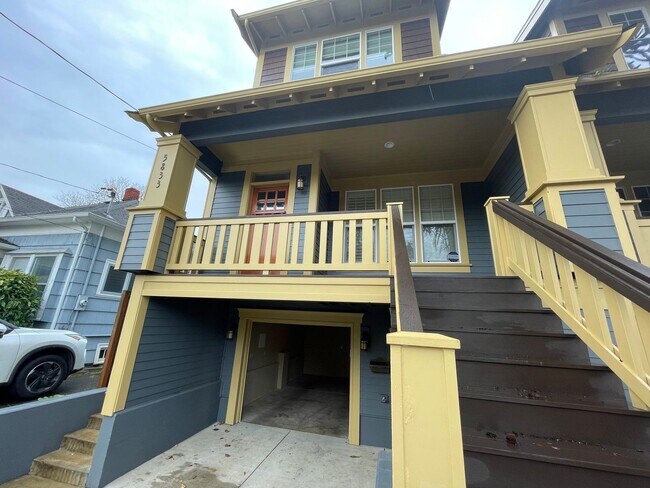 Foto del edificio - Charming 3-Bed, 3.5-Bath, 3-Level Home in ...