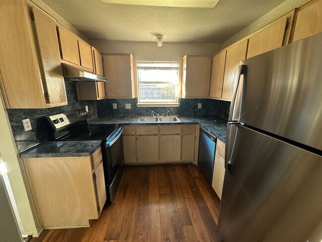 Foto del edificio - AVAILABLE NOW! - 2 WEEKS FREE!