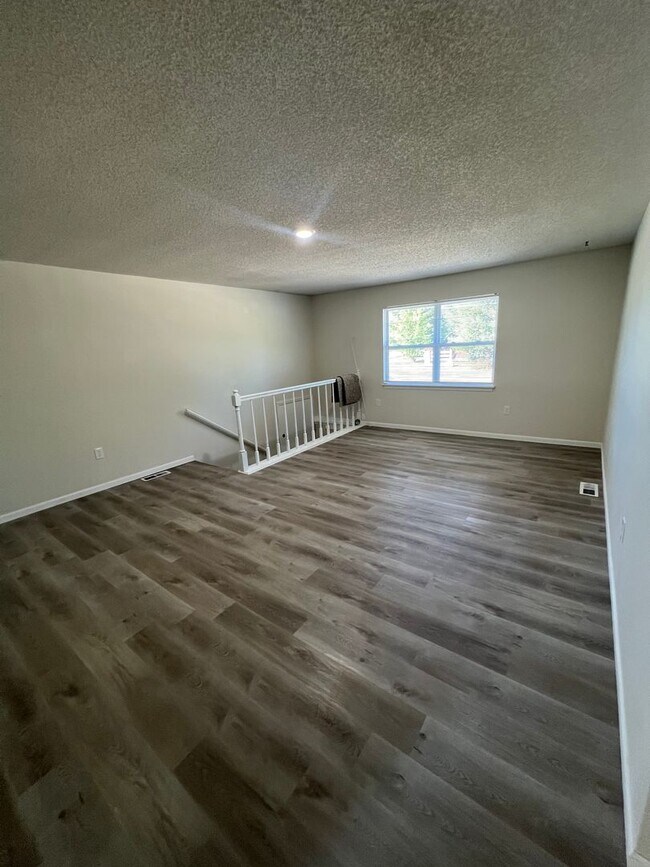 Building Photo - 758-760 Southampton Dr