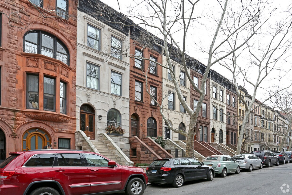 Building Photo - 153 W 88th St