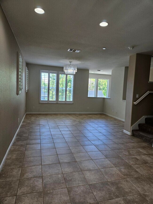 Foto del edificio - Spacious Tri-Level Townhouse/Condo Near Sa...