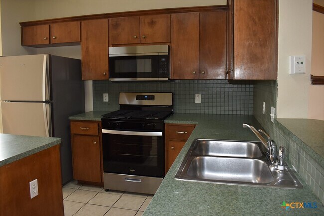 Building Photo - 2215 Dry Creek Dr