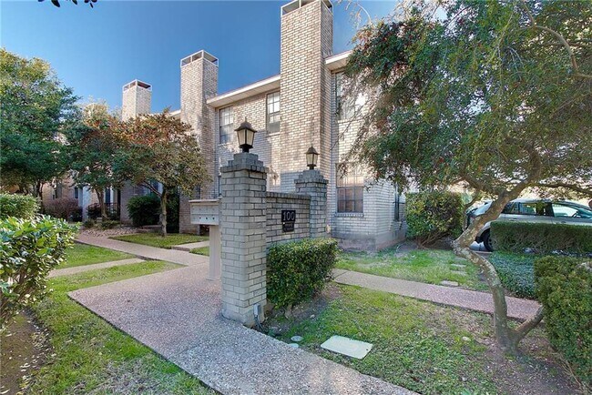 Building Photo - 8400 Jamestown Dr