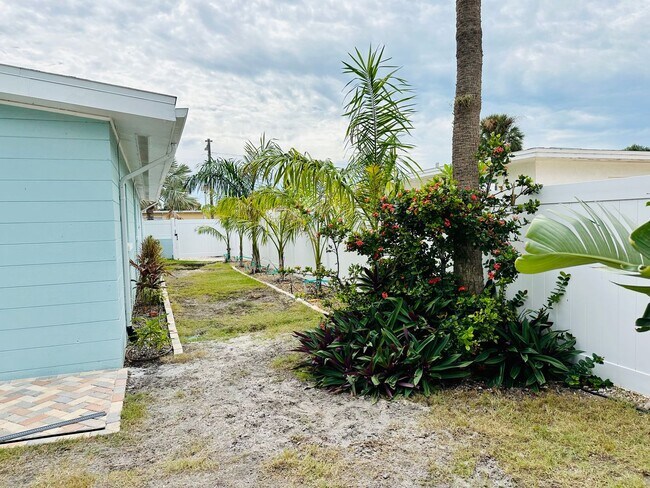 Building Photo - 3 Bedroom 1 bath house located in the beau...