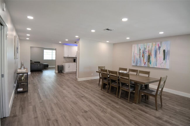 Building Photo - 3840 N 42nd Terrace