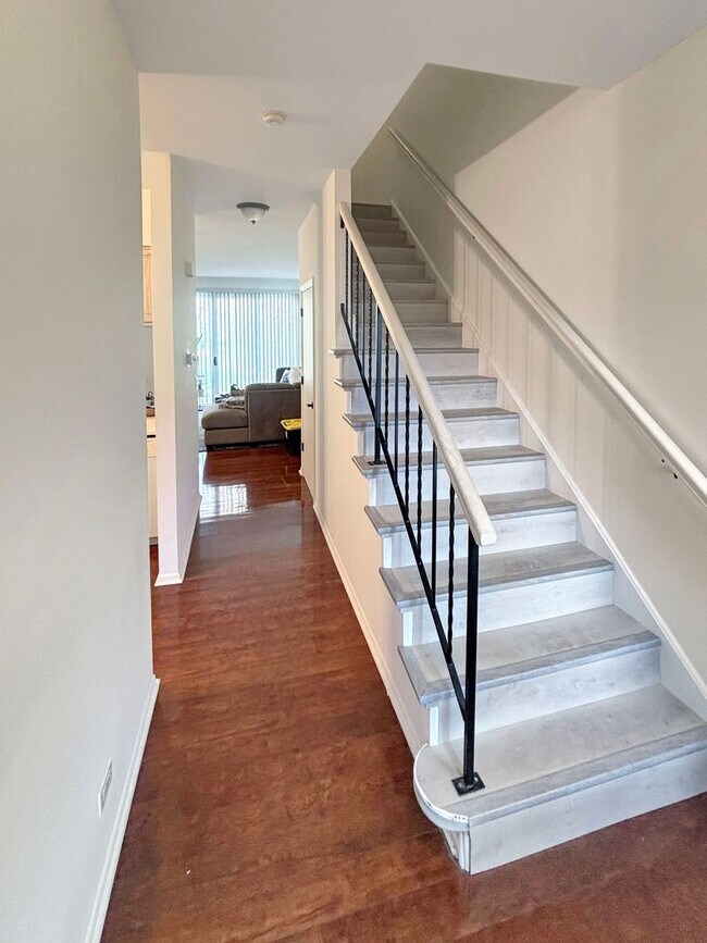 Foto del edificio - Updated 2-Bed, 2.5-Bath Townhome with Mode...