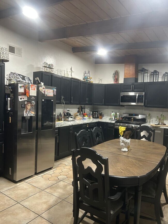 Foto del edificio - 2 Bed / 2 Bath Unit with Yard & Parking – El Cajon