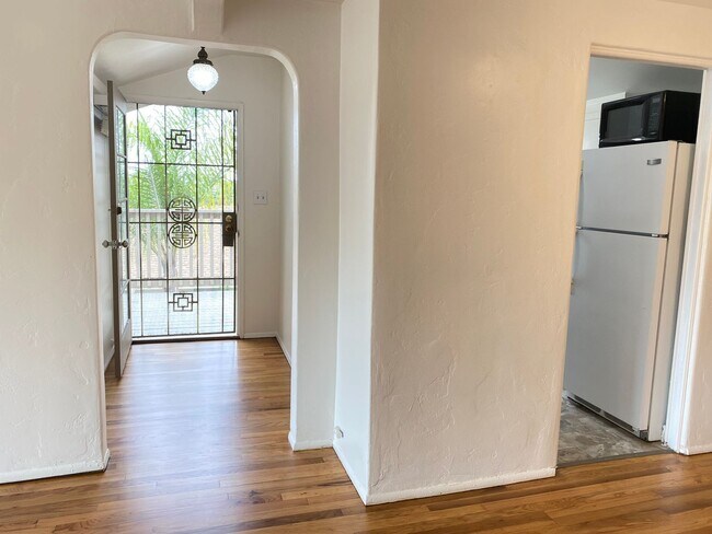 Foto del edificio - Charming Upstairs 1-Bedroom – Just Steps A...