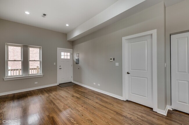 Building Photo - 734 N Throop St