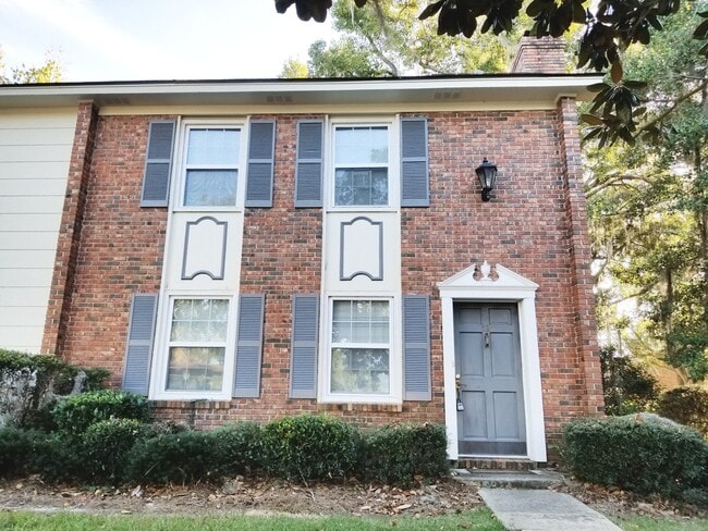 Building Photo - Largest Unit in Oglethorpe Place, 3bd/2.5ba 1700+ sqft, fireplace, and community pool and tennis!