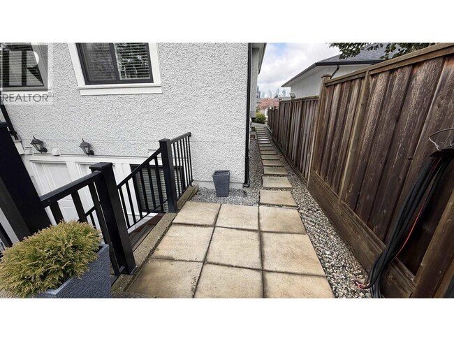 Photo du bâtiment - basement-6356 LAKEVIEW AVENUE