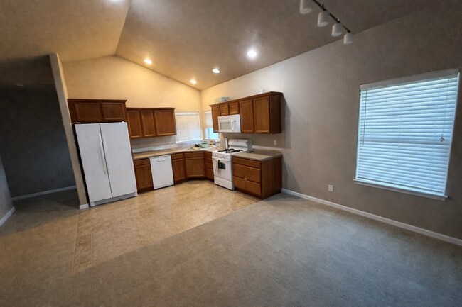 Foto del edificio - Charming 3-Bedroom Home in NE Bend, Oregon - PENDING APPLICATION