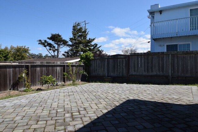 Building Photo - Updated 3 Bed 2 Bath in Sunny Upper Seaside